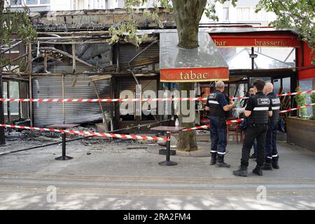 Marie de Paris e polizia francese guardano un caffè che è stato attaccato dopo una terza notte di violenza e rivolte per l'uccisione di un adolescente da parte della polizia, le Village des Fêtes Café, Rue Louise Thuliez, Place de Fêtes, 75019, Parigi, Francia - 30 giugno 2023 Foto Stock