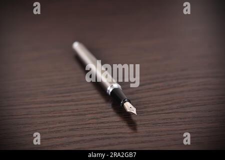 penna fontana su tavolo di legno Foto Stock