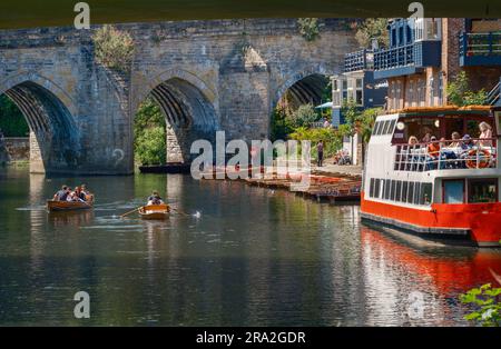 Prince Bishop River Cruiser e Browns Rowing Boats on the River Wear all'Elvet Bridge di Durham Foto Stock