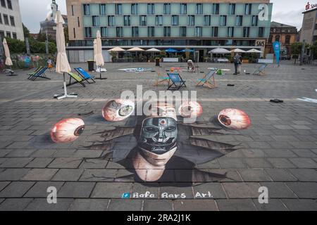 Kaiserslautern, Germania. 30 giugno 2023. Pittura 3D di Rafa Rars. Undici artisti internazionali provenienti da 6 paesi hanno trasformato la pavimentazione Stiftsplatz (piazza) in arte tridimensionale, con "digitalizzazione e Smart City" come argomento di quest'anno. La Street art 3D utilizza la prospettiva per creare illusioni ottiche dello spazio. I visitatori erano invitati a guardare tutti gli artisti al lavoro per tre giorni. Questo è il terzo e ultimo giorno dell'evento. Credito: Gustav Zygmund/Alamy News Foto Stock