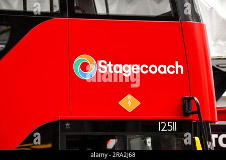 Londra, Inghilterra, Regno Unito - 14 giugno 2023: Cartello sulla parte anteriore di un autobus rosso di Londra. L'autobus è gestito dalla Stagecoach. Foto Stock