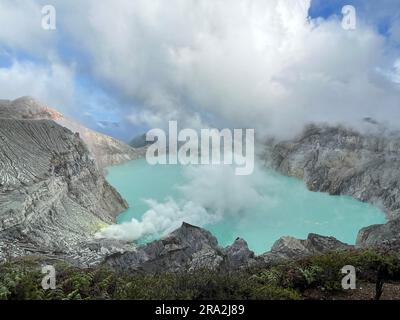 Un paesaggio mozzafiato con il vulcano Ijen in Indonesia circondato da montagne Foto Stock