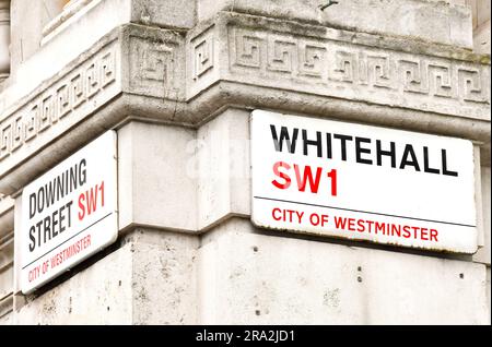 Londra, Inghilterra, Regno Unito - 28 giugno 2023: Cartelli sul muro di un edificio nel centro di Londra, all'incrocio tra Downing Street e Whitehall Foto Stock