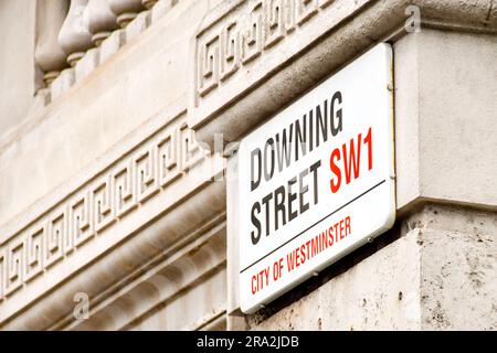 Londra, Inghilterra, Regno Unito - 28 giugno 2023: Cartello sul muro di un edificio all'ingresso di Dowing Street a Whitehall, nel centro di Londra. Foto Stock