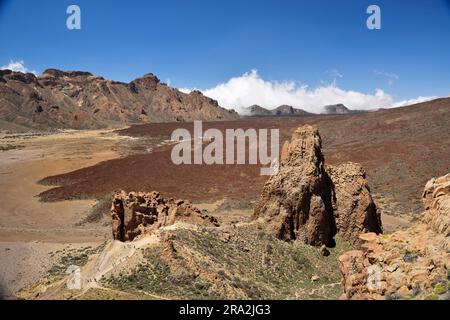 Spagna, Isole Canarie, Tenerife, Parco Nazionale del Teide, dichiarato Patrimonio dell'Umanità dall'UNESCO, Roques de Garcia, roccia del Cinchado ai piedi del vulcano Teide, la vetta spagnola più alta che culmina a 3718 metri Foto Stock