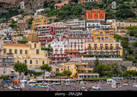 Vista mare del villaggio di Positano lungo la Costiera Amalfitana in Italia in estate. Foto Stock