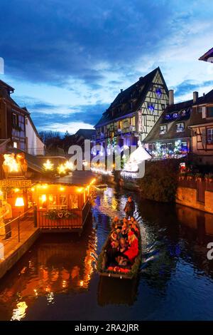 Francia, Haut Rhin, Alsazia Wine Road, Colmar, decorazione natalizia lungo il fiume la Lauch nella zona di Little Venice (la petite Venise) Foto Stock