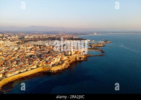 Francia, Alpi marittime, Antibes, la città vecchia e i suoi bastioni Vauban che lasciano apparire le due torri saracene del Museo Picasso e la Cattedrale di Notre Dame dell'Immacolata Concezione (vista aerea) Foto Stock