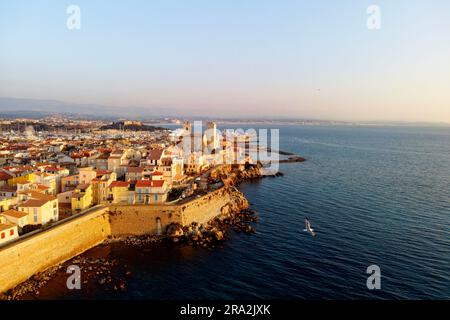 Francia, Alpi marittime, Antibes, la città vecchia e i suoi bastioni Vauban che lasciano apparire le due torri saracene del Museo Picasso e la Cattedrale di Notre Dame dell'Immacolata Concezione (vista aerea) Foto Stock