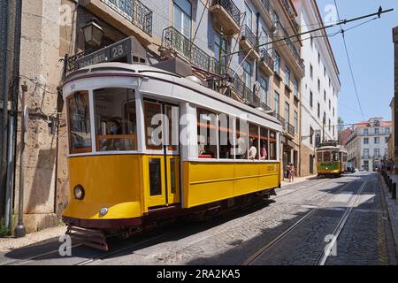 Portogallo, Lisbona, tram delle linee 28 e 12 Foto Stock