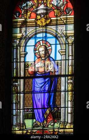 Francia, Meurthe et Moselle, regione di Saintois, collina di Sion Vaudemont, Sassone Sion, basilica di Notre Dame de Sion, alto luogo di devozione alla Vergine Maria del ducato di Lorena, vetrata colorata che rappresenta il sacro cuore di Gesù realizzata da Marechal e dal laboratorio di Champigneulle nel Bar le Duc nel 1876 Foto Stock