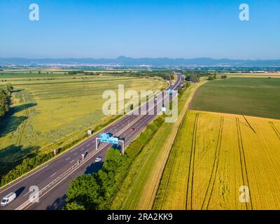 Francia, Puy de Dome, Les Martres d'Artiere, autostrada A89 in avvicinamento a Clermont-Ferrand (vista aerea) Foto Stock