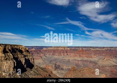 Questa immagine panoramica cattura le spettacolari scogliere di arenaria di una montagna desertica Foto Stock