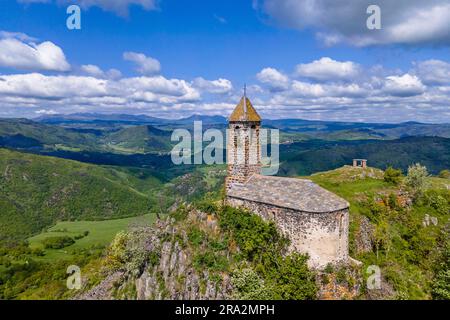 Francia, Puy de Dome, Saurier, Cappella Brionnet, Notre-Dame du Mont-Carmel, Sul PIC de Brionnet, il monte Sancy, Monts Dore sullo sfondo, il Parco naturale regionale dei Vulcani dell'Alvernia, il Parc Naturel Régional des Volcans d'Auvergne (vista aerea) Foto Stock