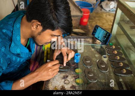 villaggio di ornamenti tradizionali da 300 anni. La gente del villaggio vive creando gioielli ornamentali a Savar Dhaka. Questo imges è stato catturato da Savar Foto Stock