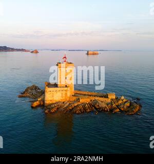 Francia, Finistere, Morlaix Bay, Carantec, Black Island e il suo faro, Louet Island e il castello di Taureau costruito da Vauban nel XVII secolo Foto Stock