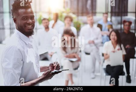 CEO maschile parlando di crisi economica su presentazione in ufficio. Foto Stock