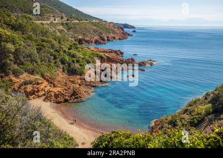 Francia, Var, Saint-Raphaël, Calanque du Petit-Caneiret visti dalla strada costiera della Corniche d'Or o Corniche de l'Estérel Foto Stock