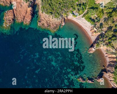 Francia, Var, Saint-Raphaël, costa della Corniche d'Or o Corniche de l'Estérel, torrente tra la punta dell'Osservatorio e la punta di Cap Roux (vista aerea) Foto Stock