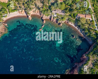 Francia, Var, Saint-Raphaël, costa della Corniche d'Or o Corniche de l'Estérel, torrente tra la punta dell'Osservatorio e la punta di Cap Roux (vista aerea) Foto Stock