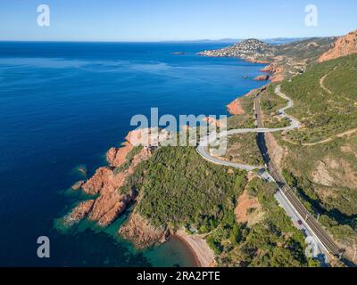 Francia, Var, Saint-Raphaël, strada costiera della Corniche d'Or o Corniche de l'Estérel, scogliere del punto dell'Osservatorio, Anthéor sullo sfondo (vista aerea) Foto Stock