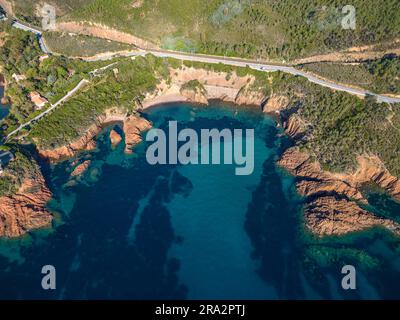 Francia, Var, Saint-Raphaël, strada costiera della Corniche d'Or o Corniche de l'Estérel, torrente tra il punto dell'Osservatorio e il punto Maubois (vista aerea) Foto Stock