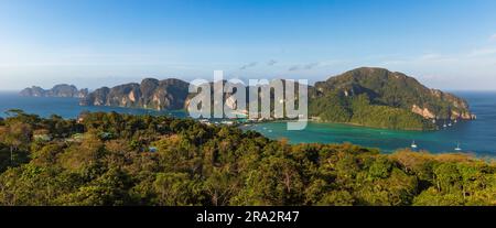 Thailandia, provincia di Krabi, isola di Koh Phi Phi Don, baia di Ton Sai e baia di Loh Dalum, Koh Phi Phi Leh sullo sfondo Foto Stock
