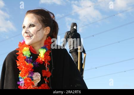 Una donna dimostrante del rozzo risveglio blocca le strade che portano alla raffineria Shell Oil a Stanford nell'Essex Foto Stock