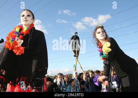 Dimostranti femminili del rozzo risveglio bloccano le strade che conducono alla raffineria Shell Oil a Stanford nell'Essex Foto Stock