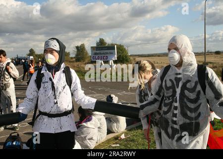 I dimostranti del rozzo risveglio bloccano le strade che conducono alla raffineria Shell Oil a Stanford nell'Essex Foto Stock