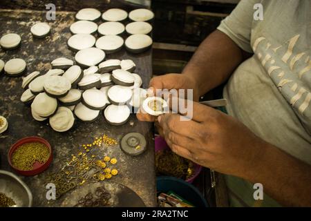 villaggio di ornamenti tradizionali da 300 anni. La gente del villaggio vive creando gioielli ornamentali a Savar Dhaka. Questo imges è stato catturato da Savar Foto Stock