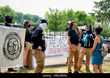 HUDSON, WISCONSIN, USA - 17 GIUGNO 2023: Manifestanti anti anti LGBTQ+ non identificati e partecipanti al festival alla celebrazione dell'Hudson Pride. Foto Stock