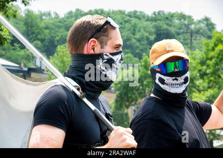 HUDSON, WISCONSIN, USA - 17 GIUGNO 2023: Manifestanti anti anti LGBTQ+ non identificati mascherati alla celebrazione dell'Hudson Pride. Foto Stock