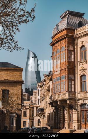 Vista di una torre di fiamma dalla città vecchia di Baku, la capitale dell'Azerbaigian. Foto Stock