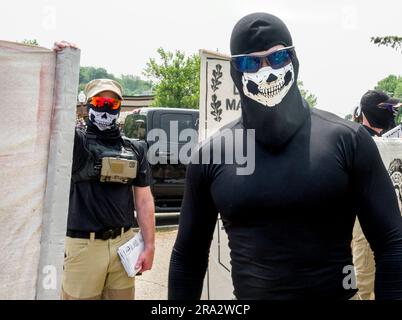 HUDSON, WISCONSIN, USA - 17 GIUGNO 2023: Manifestanti anti anti LGBTQ+ non identificati mascherati alla celebrazione dell'Hudson Pride. Foto Stock