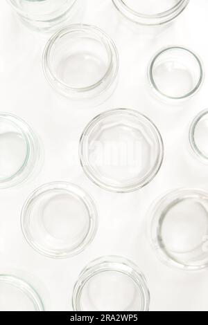 Set assortito di contenitori in vetro senza coperchi su sfondo bianco, riciclaggio. Concetto di seconda vita rispetto ai materiali, vari usi per fiale in vetro. Foto Stock