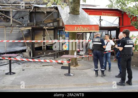 Marie de Paris funzionari, polizia e ristoratori rilevano i danni del caffè "le Village des Fêtes", Rue Louise Thuliez, Place de Fêtes, 75019, Parigi, Francia, 30 giugno 2023. Crediti: Jane Burke/Alamy Live News. Foto Stock