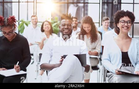 Gruppo di uomini d'affari multietnici in un seminario Foto Stock