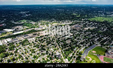Città e campo da baseball dall'alto Foto Stock