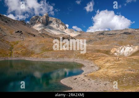 Lago «Lac Rond» parte dei laghi di Sainte Marguerite con la cima del «cavallo bianco» sullo sfondo, Val Frejus, Savoia, Francia Foto Stock