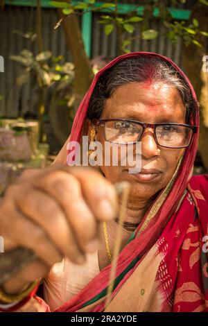 villaggio di ornamenti tradizionali da 300 anni. La gente del villaggio vive creando gioielli ornamentali a Savar Dhaka. Questo imges è stato catturato da Savar Foto Stock