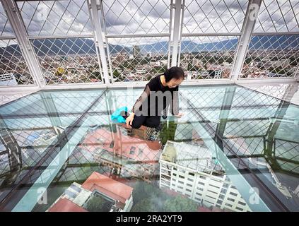 Kathmandu, Bagmati, Nepal. 30 giugno 2023. Una donna gode della vista dalla prima torre Skywalk del paese a Kathmandu, Nepal, il 30 giugno 2023. (Immagine di credito: © Sunil Sharma/ZUMA Press Wire) SOLO USO EDITORIALE! Non per USO commerciale! Crediti: ZUMA Press, Inc./Alamy Live News Foto Stock