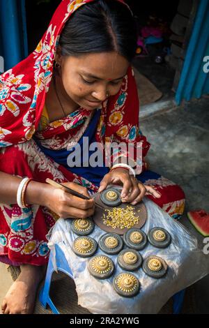 villaggio di ornamenti tradizionali da 300 anni. La gente del villaggio vive creando gioielli ornamentali a Savar Dhaka. Questo imges è stato catturato da Savar Foto Stock