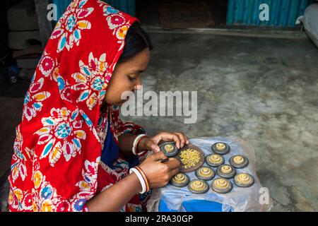 villaggio di ornamenti tradizionali da 300 anni. La gente del villaggio vive creando gioielli ornamentali a Savar Dhaka. Questo imges è stato catturato da Savar Foto Stock