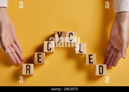parola riciclata scritta su un blocco di legno. riciclare il testo su una tabella di cemento per il proprio concetto di progettazione Foto Stock