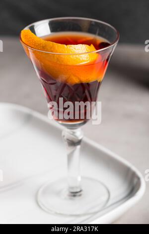 Boulevardier cocktail, bourbon whiskey, vermouth dolce e liquore amaro italiano, guarnire con scorza d'arancia Foto Stock