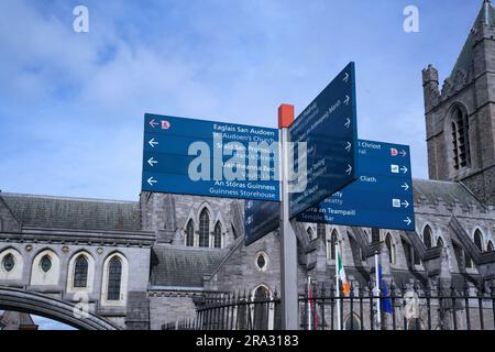 Dublino, Irlanda - 27 marzo 2023: Indicazione di Dublino per i turisti accanto alla Christ Church Cathedral, bilingue in inglese e gaelico come per tutti gli altri Foto Stock