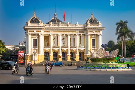 Il traffico passa di fronte al teatro dell'opera di Hanoi dell'epoca coloniale francese, o Nha Hat Lon, ad Hanoi, in Vietnam. Foto Stock