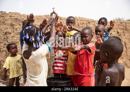 Nicolas Remene / le Pictorium - contatori prepagati e applicazione mobile in Niger - 29/5/2020 - Niger / Niamey / Niamey - nel distretto di Goudel Maourey a Niamey in Niger, sono stati installati contatori d'acqua "intelligenti" che consentono a ciascuna famiglia di pagare il consumo di acqua man mano che si verifica, utilizzo di un telefono cellulare e di un'applicazione. Questo tipo di contatore prepagato consente ai residenti locali di regolare il loro consumo in base al loro reddito. Ciò consente di offrire l'accesso all'acqua potabile a casa a un costo inferiore, con un sistema di pagamento anticipato adattato ai redditi irregolari di gran parte d Foto Stock