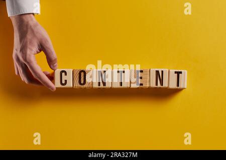 Simbolo di contenuto nuovo o vecchio. Parole concettuali nuovo contenuto e vecchio contenuto su cubi di legno. Foto Stock